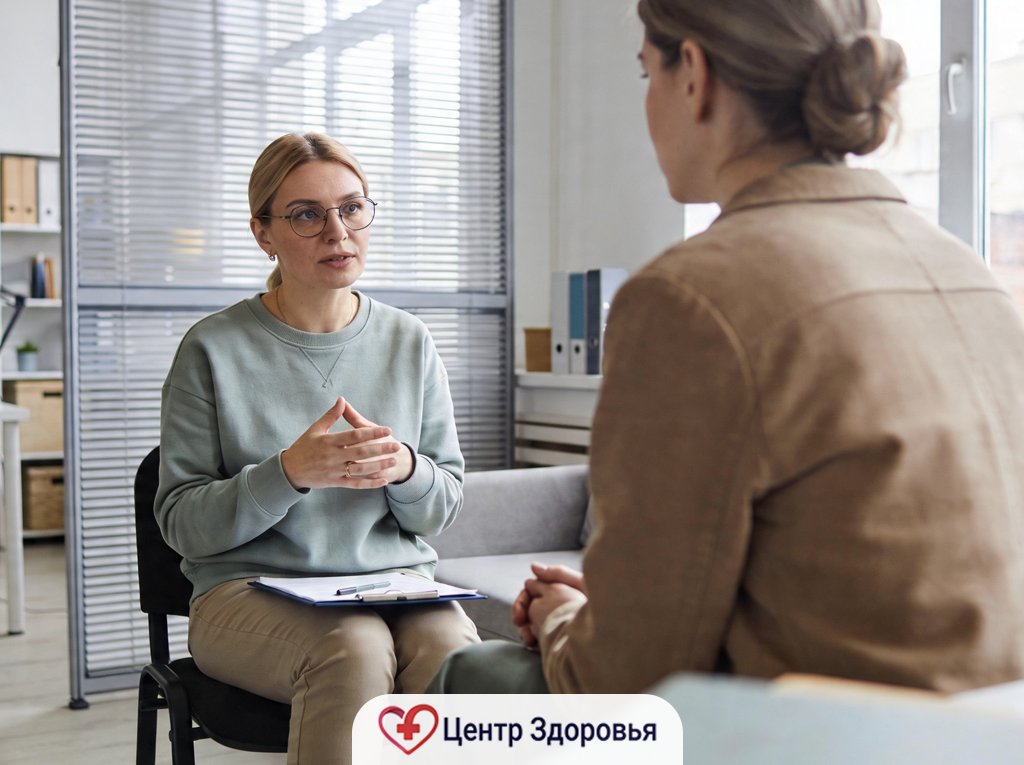 Психолог проводит консультацию пациента в клинике